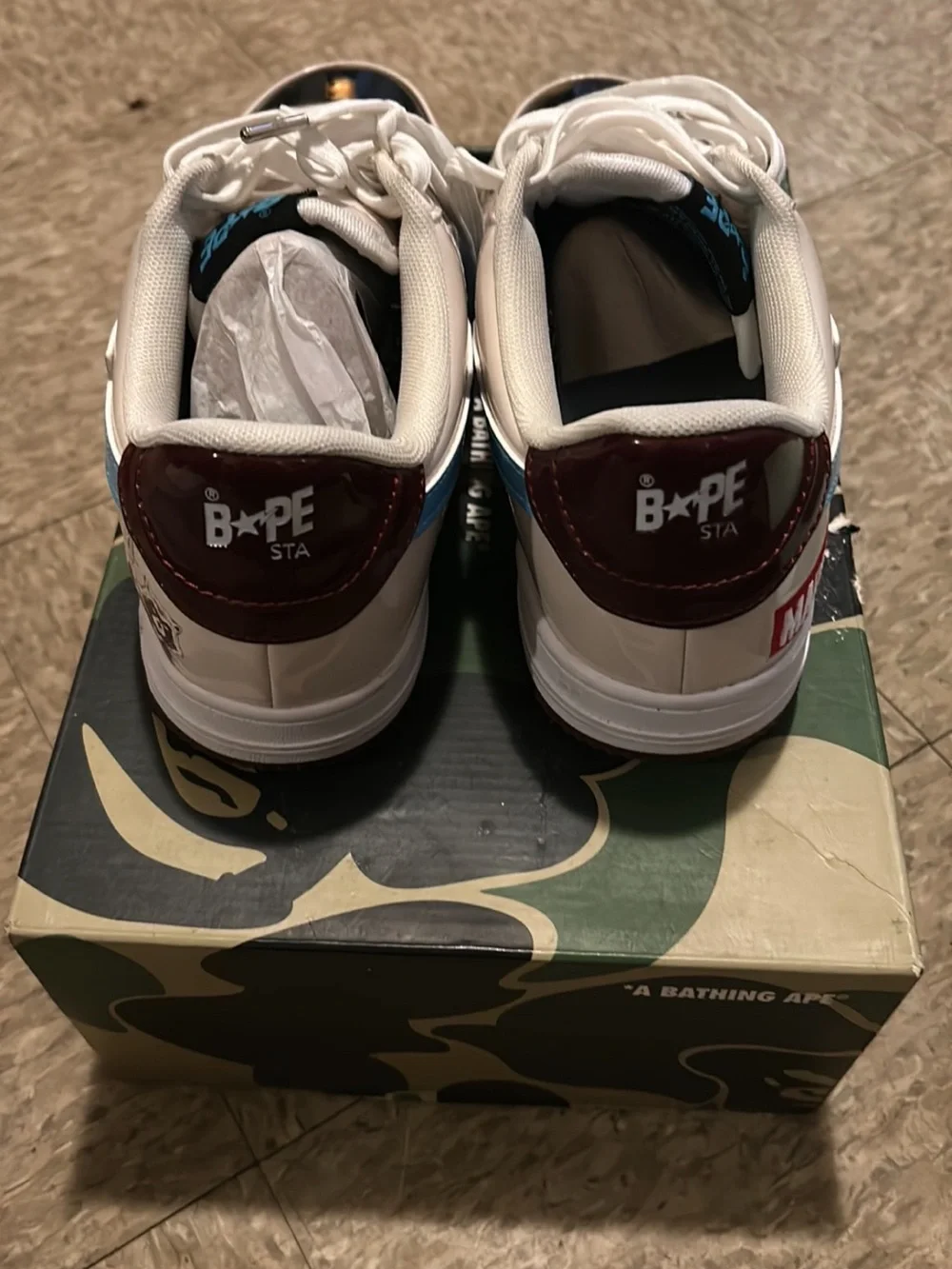 Men Low-Top Black and White Sneakers with Blue Accent